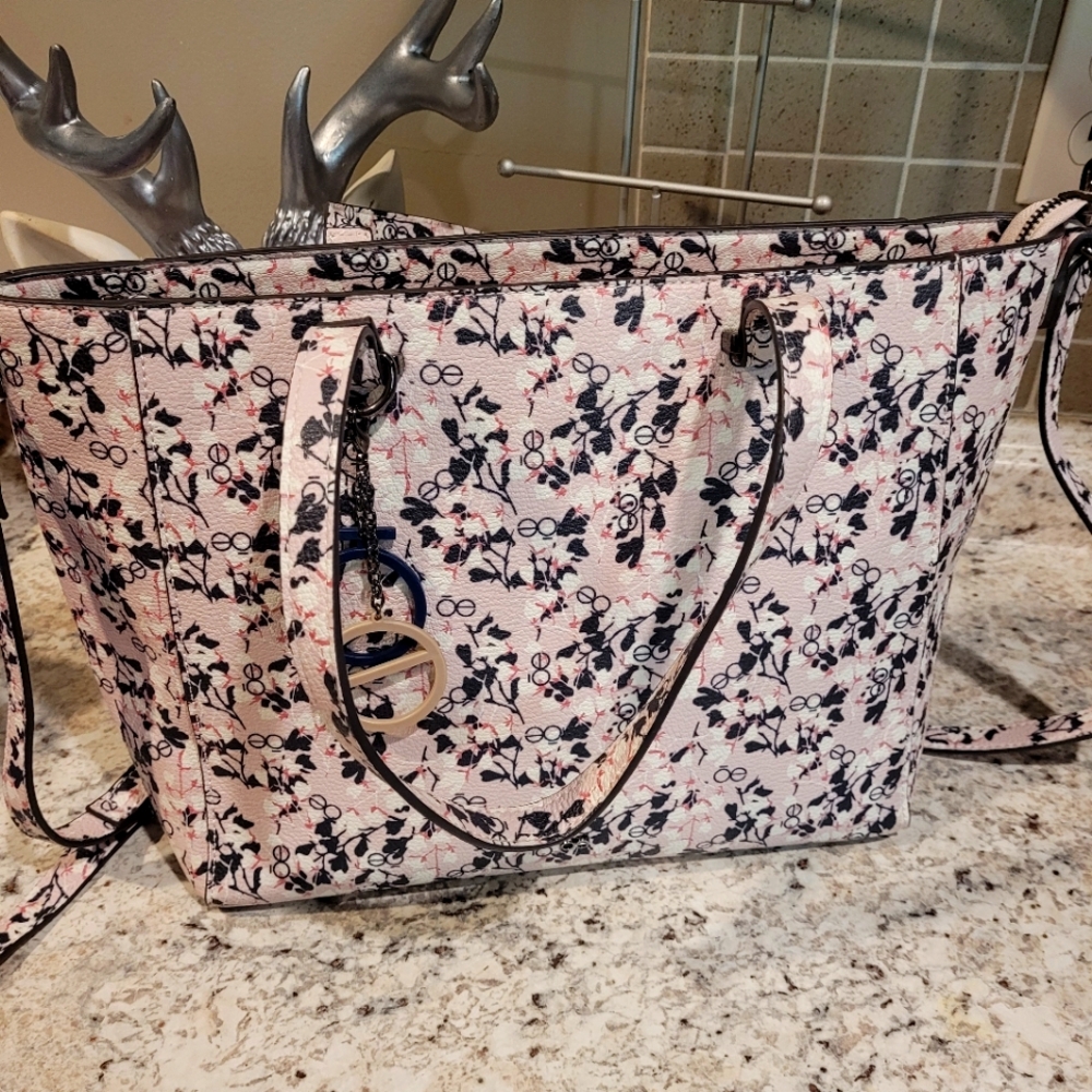 💚CLEARANCE💚 Large Cloe big tote Handbag 🎀
